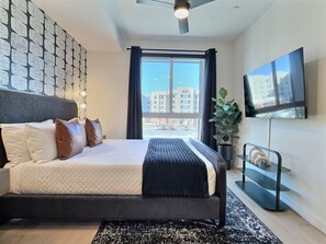 Een bureau, een strijkplank/strijkijzer, gratis wifi, beddengoed