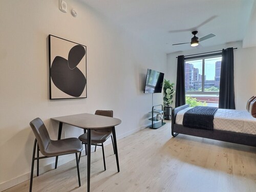 Cozy Downtown Spot | Gym | 5 min to Hospital