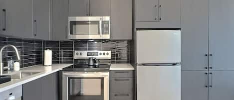 Een koelkast, een microgolfoven, een oven, een kookplaat