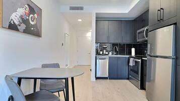 Frigorifero, microonde, forno, piano cottura