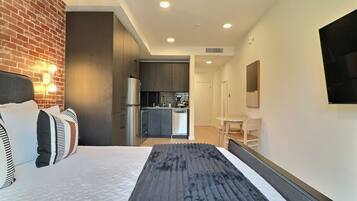 Escritorio, tabla de planchar con plancha, wifi gratis y ropa de cama