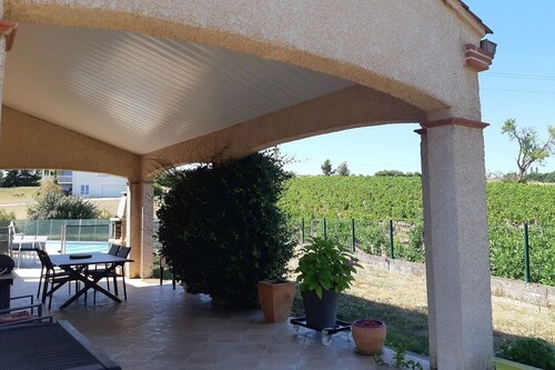 House with swimming pool, at the foot of the vines, for family and friends.