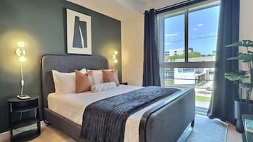 Escritorio, tabla de planchar con plancha, wifi gratis y ropa de cama