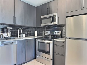 雪櫃、微波爐、焗爐、爐具