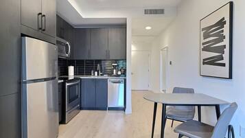 Kylskåp, mikrovågsugn, ugn och spishäll