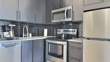 Geladeira, micro-ondas, fogão, cooktop