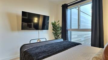 Een bureau, een strijkplank/strijkijzer, gratis wifi, beddengoed