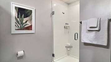 Secador de cabelo, toalhas de banho