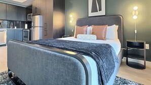 1 bedroom, desk, iron/ironing board, WiFi (free) - Downtown Vibes, Gym, Walk to Everything Fun (Birmingham)