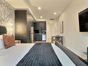 Skrivebord, strykejern/-brett, wi-fi (inkludert) og sengetøy