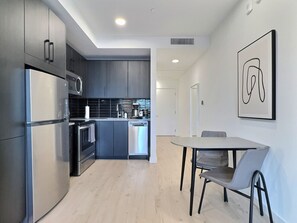 Køleskab, mikrobølgeovn, ovn, kogeplade