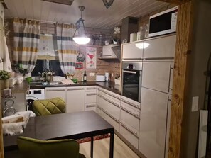 Frigorífico, placa de cocina, lavavajillas y cafetera o tetera