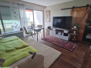 1 dormitorio, tabla de planchar con plancha, wifi y ropa de cama