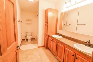 Shower, hair dryer, towels - Spacious Home in Deadwood – Ideal for Rally (Deadwood)