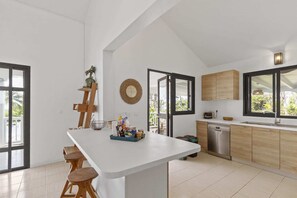 Réfrigérateur, micro-ondes, four, lave-vaisselle