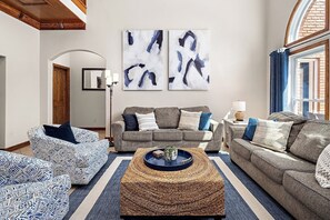 Televisión, chimenea, futbolito