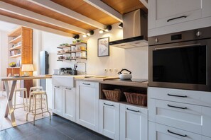 Fridge, oven, dishwasher, coffee/tea maker