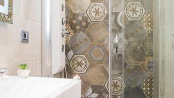 Deluxe-Zimmer | Badezimmer | Dusche, kostenlose Toilettenartikel, Haartrockner, Handtücher