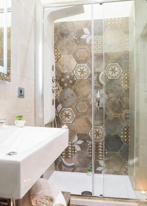 Deluxe Room | Bathroom | Shower, free toiletries, hair dryer, towels