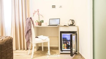 Minibar, escritorio, sistema de insonorización y wifi gratis