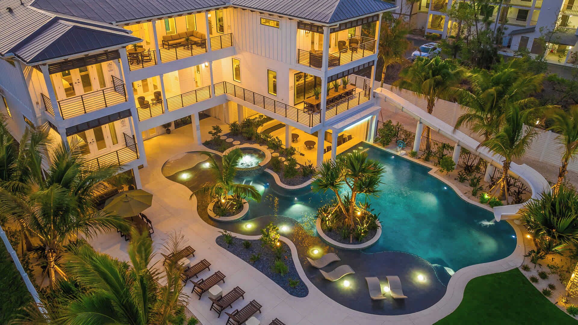 Utendørsbasseng og et oppvarmet basseng