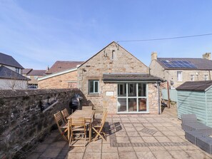 Outdoor dining - The Old School (Berwick-upon-Tweed)