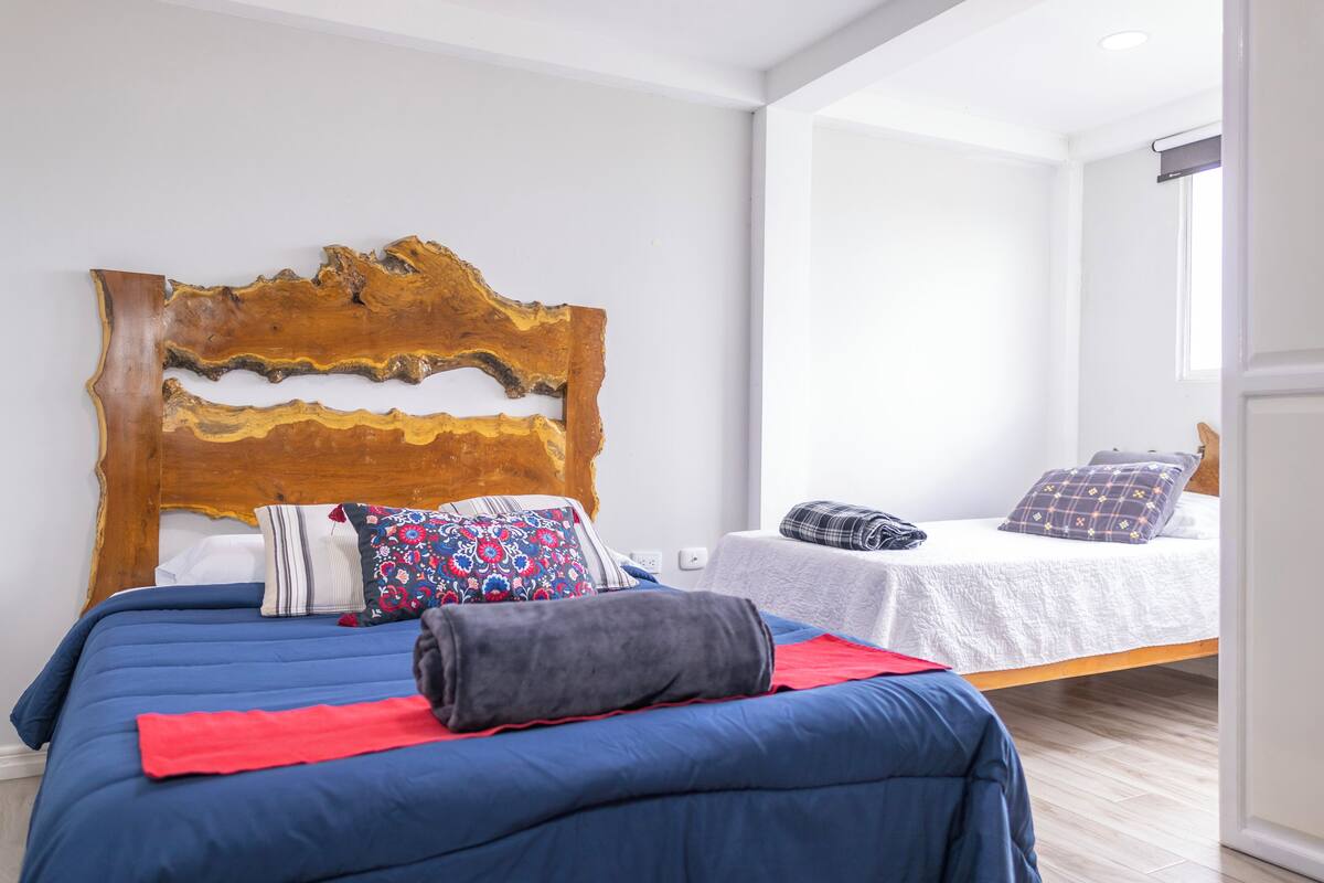 Kolmen hengen standard-huone | Select Comfort -patjalliset sängyt, ilmainen Wi-Fi, vuodevaatteet
