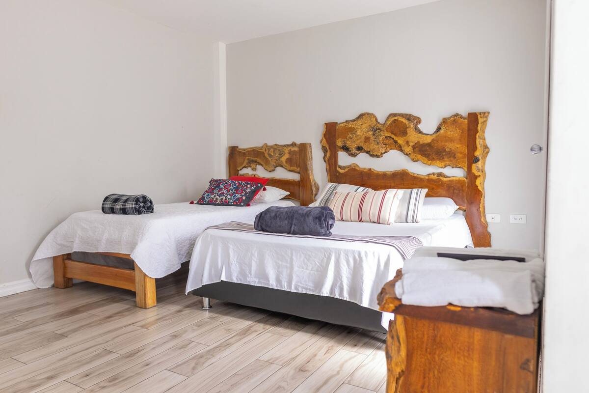 Kolmen hengen superior-huone, parveke, kaupunkinäköala | Select Comfort -patjalliset sängyt, ilmainen Wi-Fi, vuodevaatteet