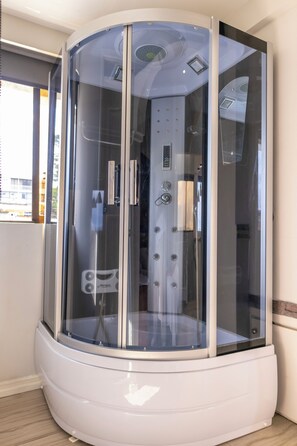 Suite superior, baño privado, vistas a la colina | Baño | Ducha, toallas y jabón