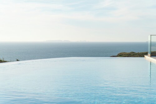 Stunning Ground Floor Apartment with Shared Pool - 16A