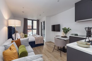 Desk, iron/ironing board, bed sheets - City Living Studio - Studio Apartment, Sleeps 2 (Manchester)