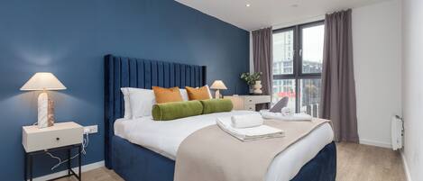 1 chambre, bureau, fer et planche Ă repasser, literie fournie