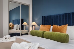 1 soverom, skrivebord, strykejern/-brett og sengetøy