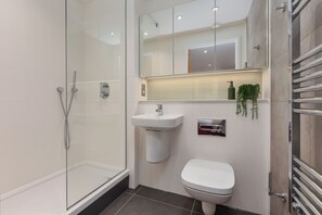 Shower, hair dryer - Spacious City Studio (Manchester)