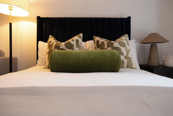 Schreibtisch, Bügeleisen/Bügelbrett, Bettwäsche