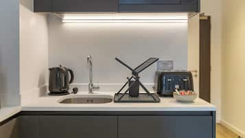 Frigorifero, microonde, piano cottura, tostapane