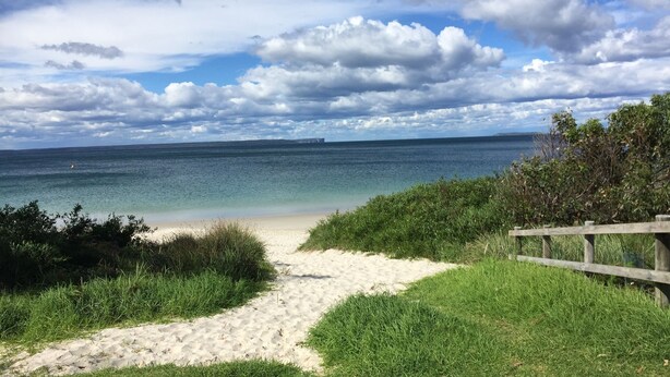 A beach path leading to a sandy beach with a wooden fence on the right. - Coastal Retro House by Book Jervis Bay - Husky (Huskisson)