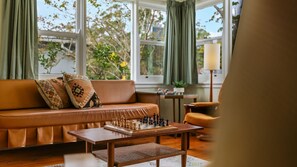 TV - Coastal Retro House - Husky (Huskisson)