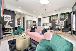 TV - Toast & Groove - Sleeps 16 - HTX (Houston)