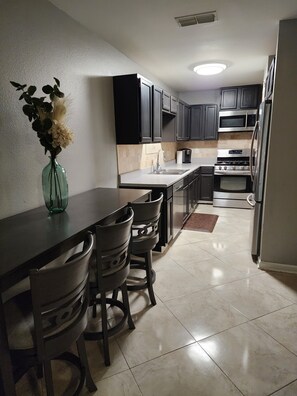 冷蔵庫、電子レンジ、オーブン、コンロ