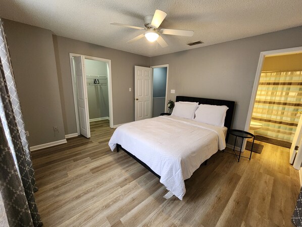 4 室のベッドルーム、デスク、アイロン / アイロン台、WiFi