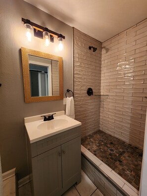 Dusj, hårføner, håndklær og toalettpapir