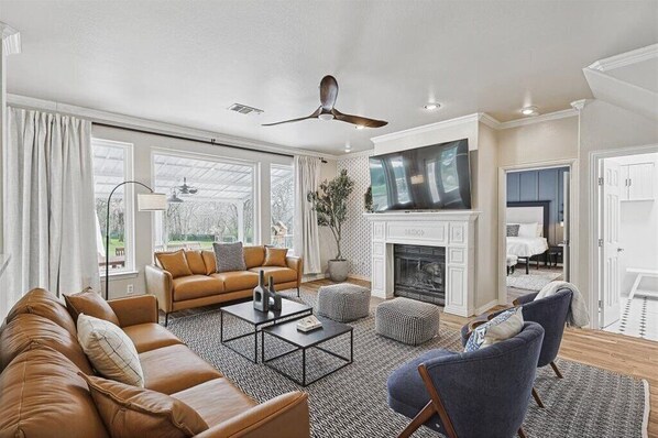 Smart TV, chimenea, videojuegos