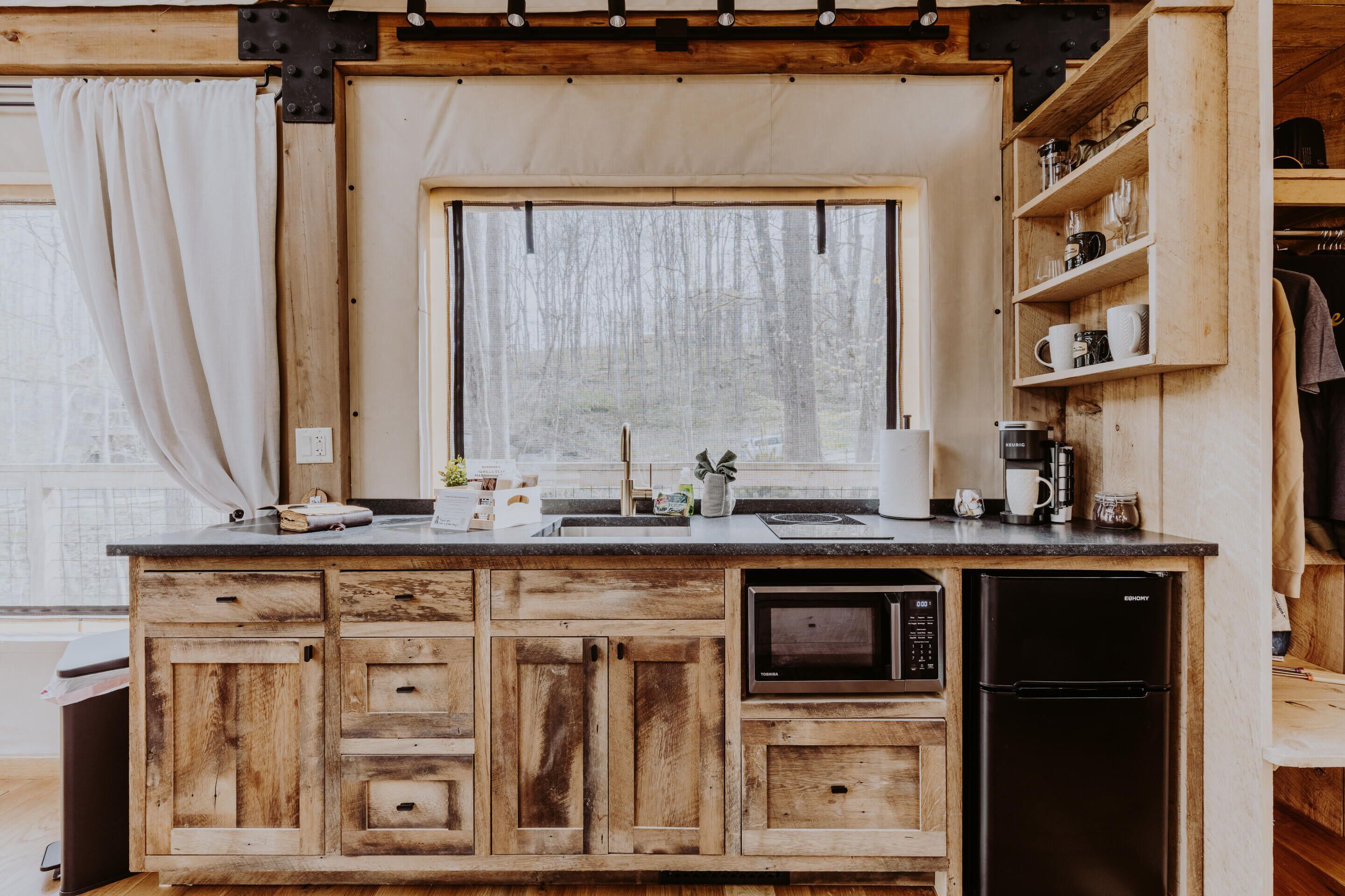 Coffee/tea maker, fridge, microwave, oven