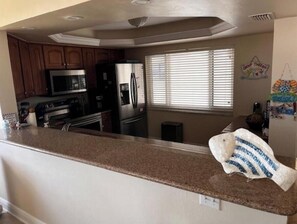 Frigorífico, microondas, horno y lavavajillas