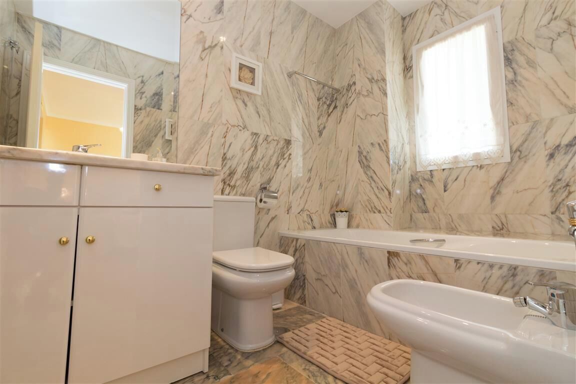 Een douche, een haardroger, een bidet, handdoeken