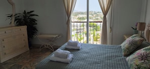 3 habitaciones, tabla de planchar con plancha, wifi y ropa de cama