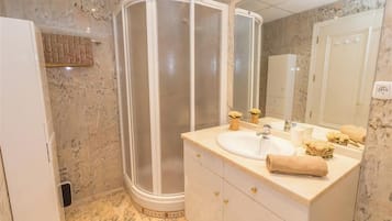 Dusche, Haartrockner, Bidet, Handtücher