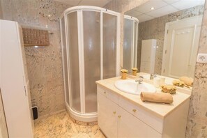 シャワー、ヘアドライヤー、ビデ、タオル