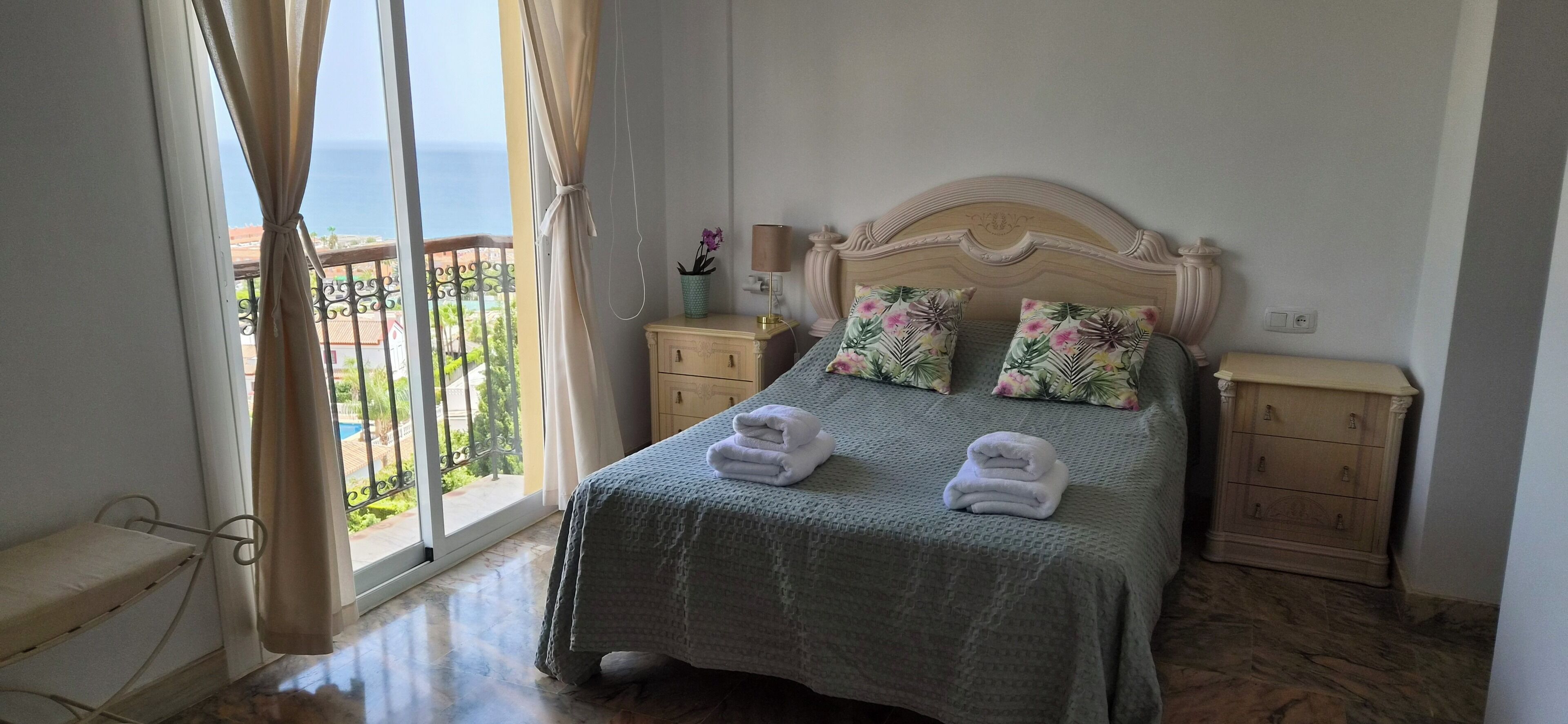 3 bedrooms, iron/ironing board, WiFi, bed sheets